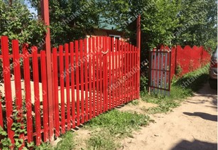 Забор евроштакетник горокой в Биробиджане цвет рубин
