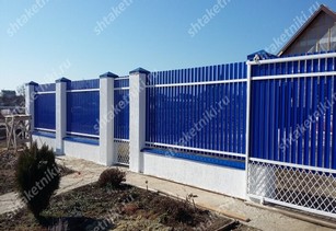 Фото забора из синего штакетника в Биробиджане